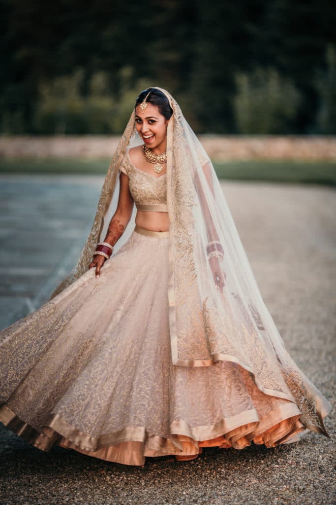 sposa indiana in abito tradizionale