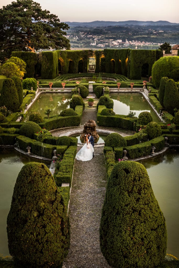 Ripresa dall'alto degli sposi nel giardino