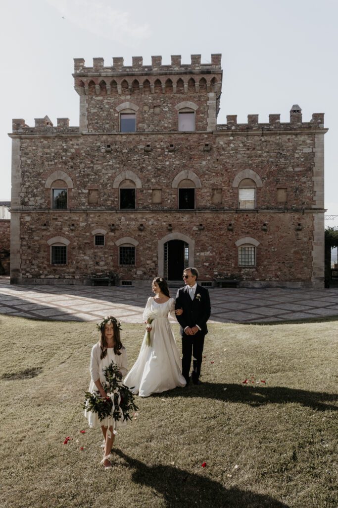 L'arrivo della sposa, accompagnata dal padre, e da una piccola damigella