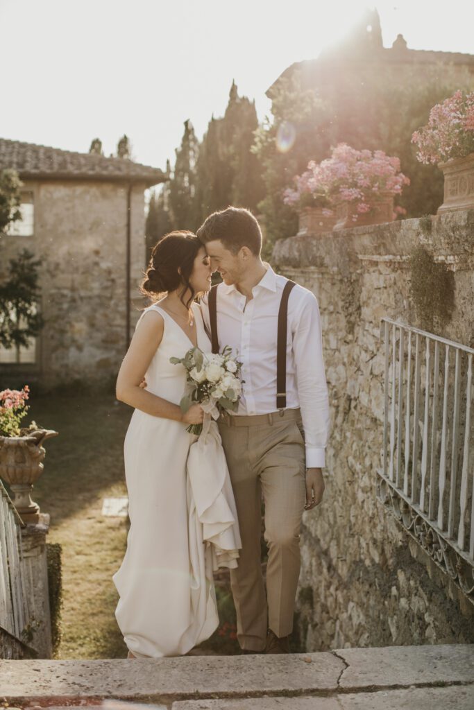 Gli sposi salgono i gradini di Villa di Catignano